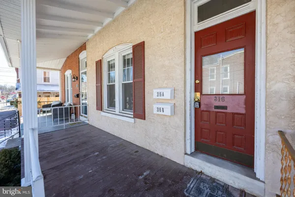 a view of an entryway with livingroom