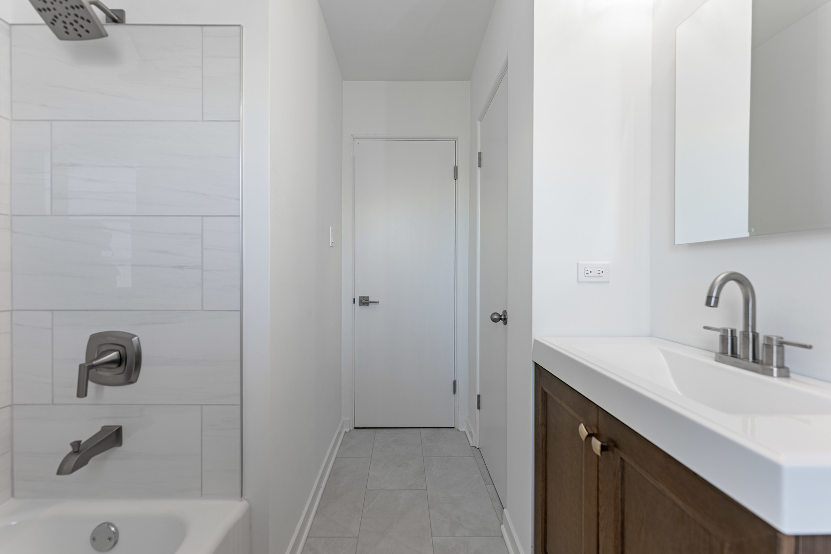 4313 Elm Avenue Lyons, IL 60534 - Photo 17 of 34 a bathroom with a sink and a tub
