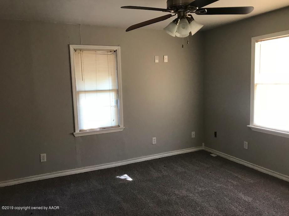 4110 South Lipscomb Street Amarillo, TX 79110 - Photo 9 of 13 an empty room with a window