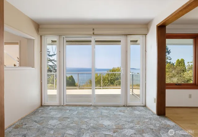 a view of entryway with a floor to ceiling window and a kitchen