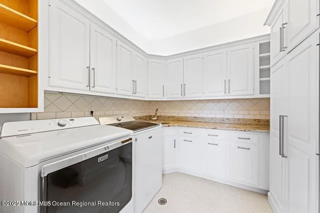 a view of an entryway with a building