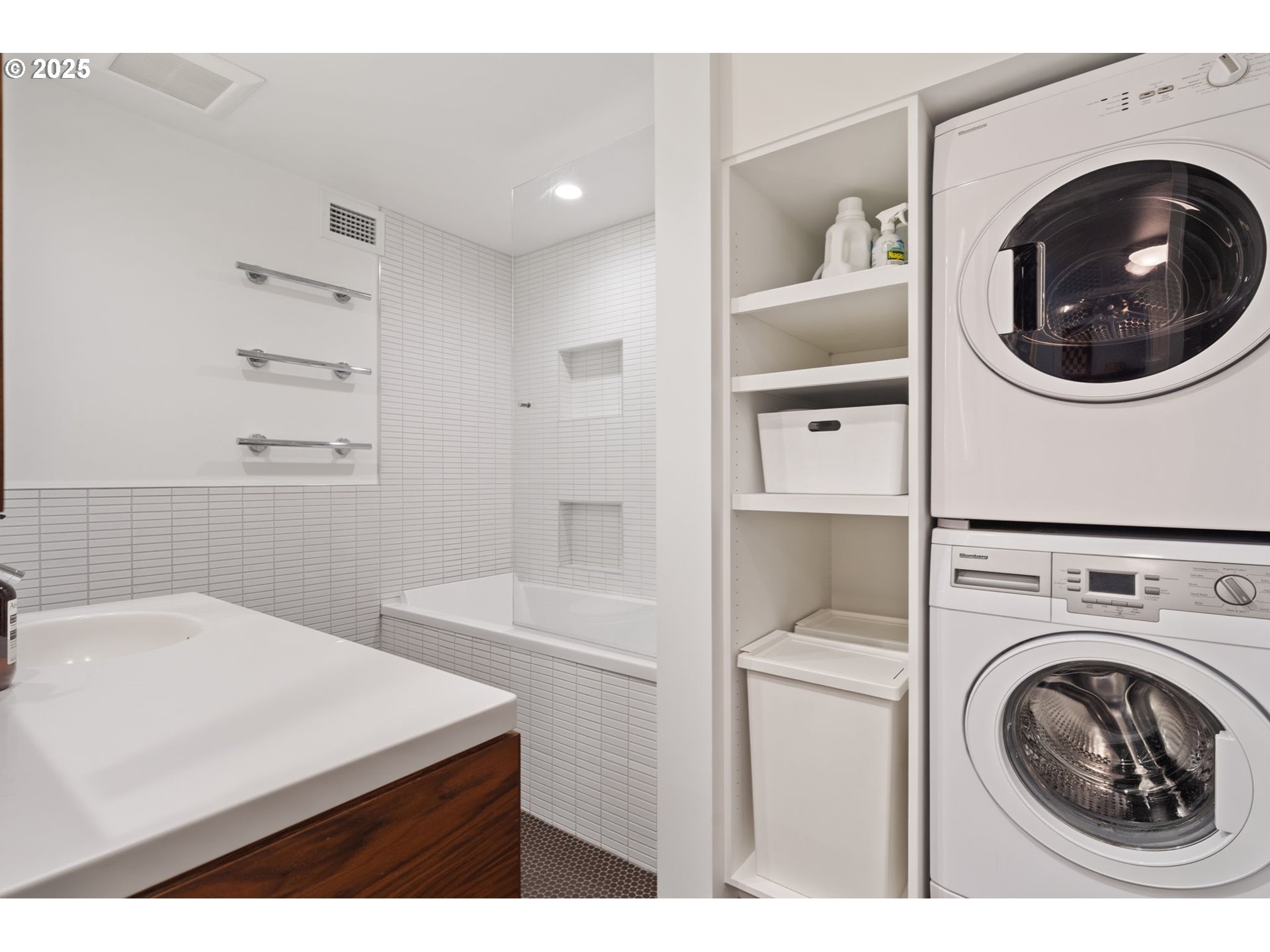 255 Southwest Harrison Street, Unit TH5 Portland, OR 97201 - Photo 26 of 40 a utility room with dryer and washer
