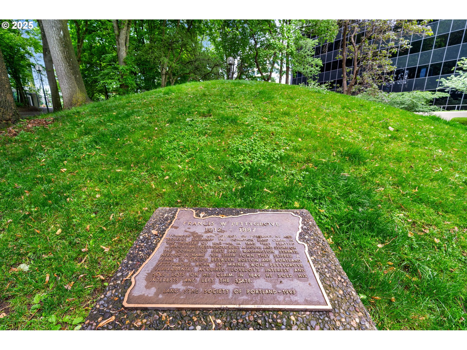 255 Southwest Harrison Street, Unit TH5 Portland, OR 97201 - Photo 38 of 40 a view of a backyard with a garden