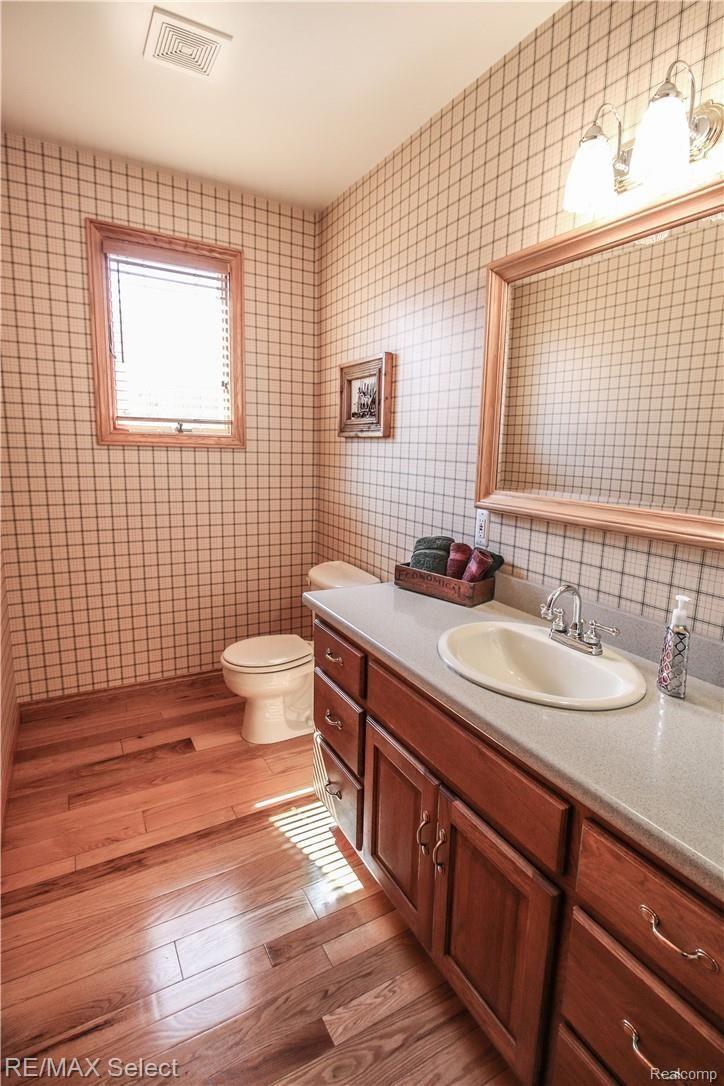 10309 Bennett Lake Road Fenton, MI 48430 - Photo 41 of 79 blmainbath.jpg