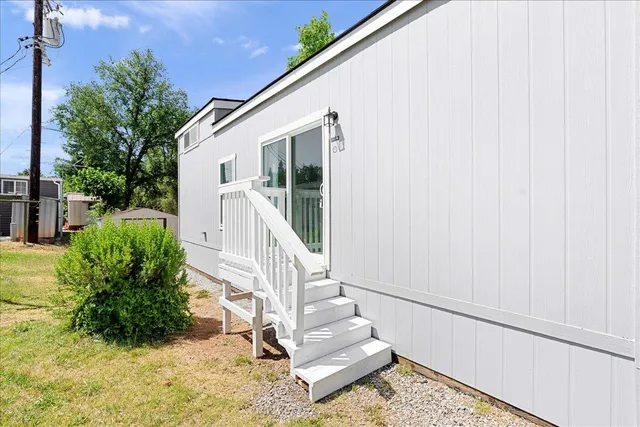 a view of entryway with patio