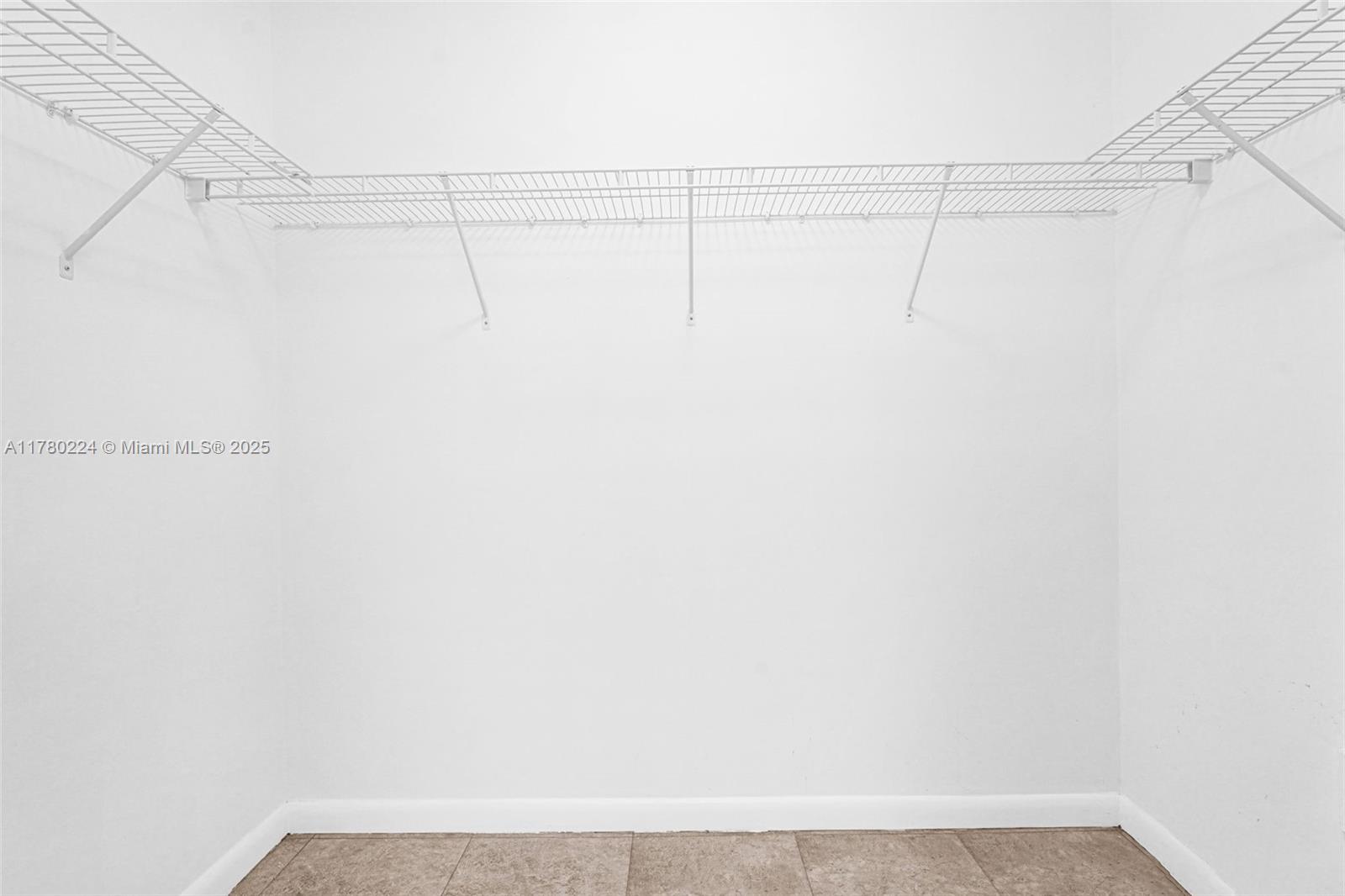 41 Southeast 5th Street, Unit 406 Miami, FL 33131 - Photo 27 of 68 a view of a room