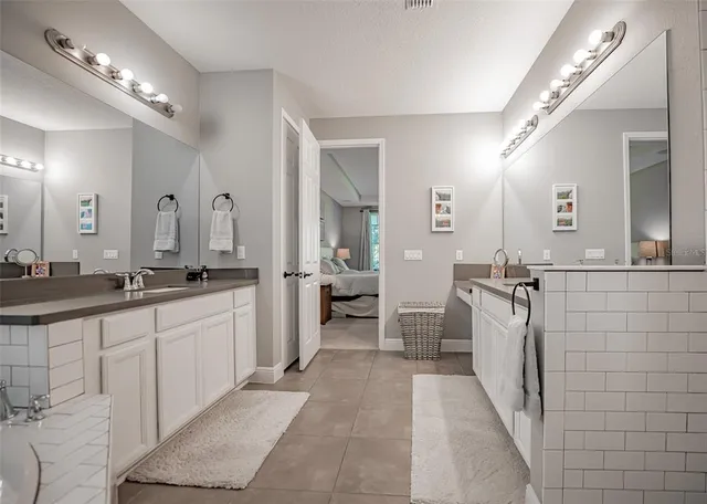 a view of a livingroom with furniture and a ceiling fan