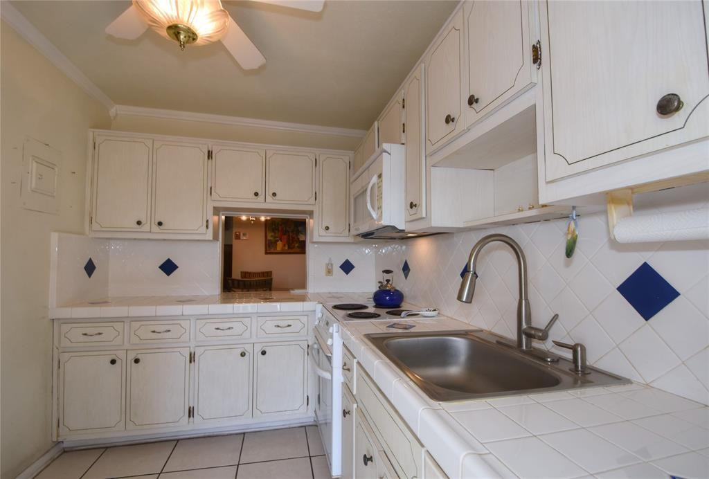 1951 Northeast 39th Street, Unit 360 Lighthouse Point, FL 33064 - Photo 5 of 28 KITCHEN