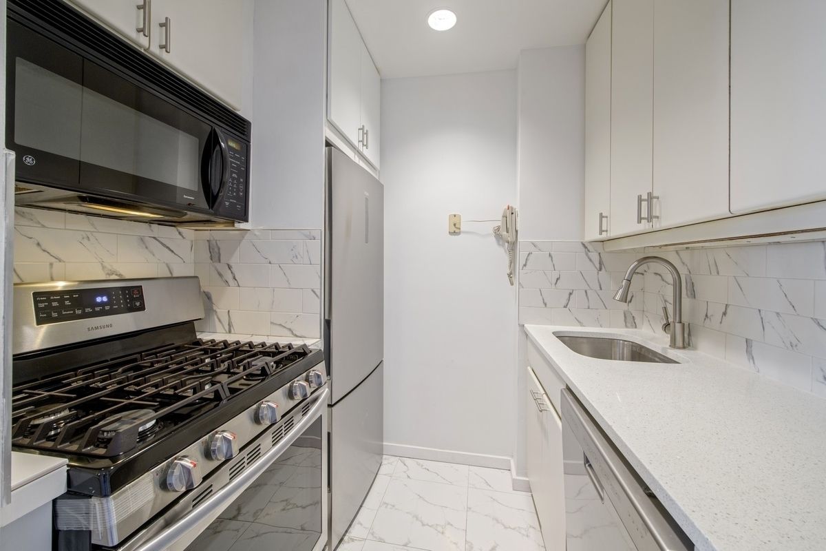 100 United Nations Plaza, Unit 11F Manhattan, NY 10017 - Photo 3 of 9