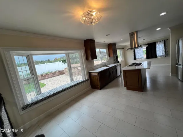 $1,350,000 | 334 West Avenida De Las Flores, Thousand Oaks, CA 91360