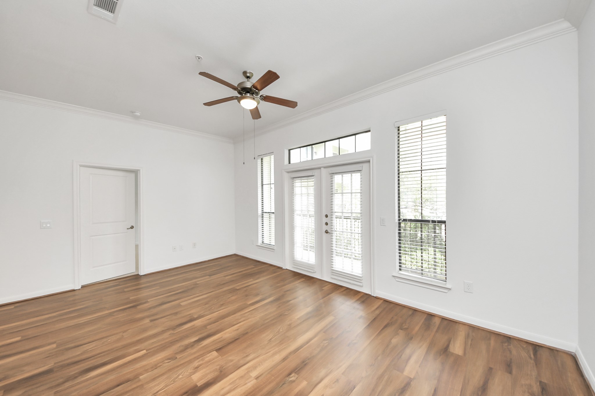 6363 San Felipe Street, Unit 465 Houston, TX 77057 - Photo 14 of 49 a view of empty room with wooden floor and fan