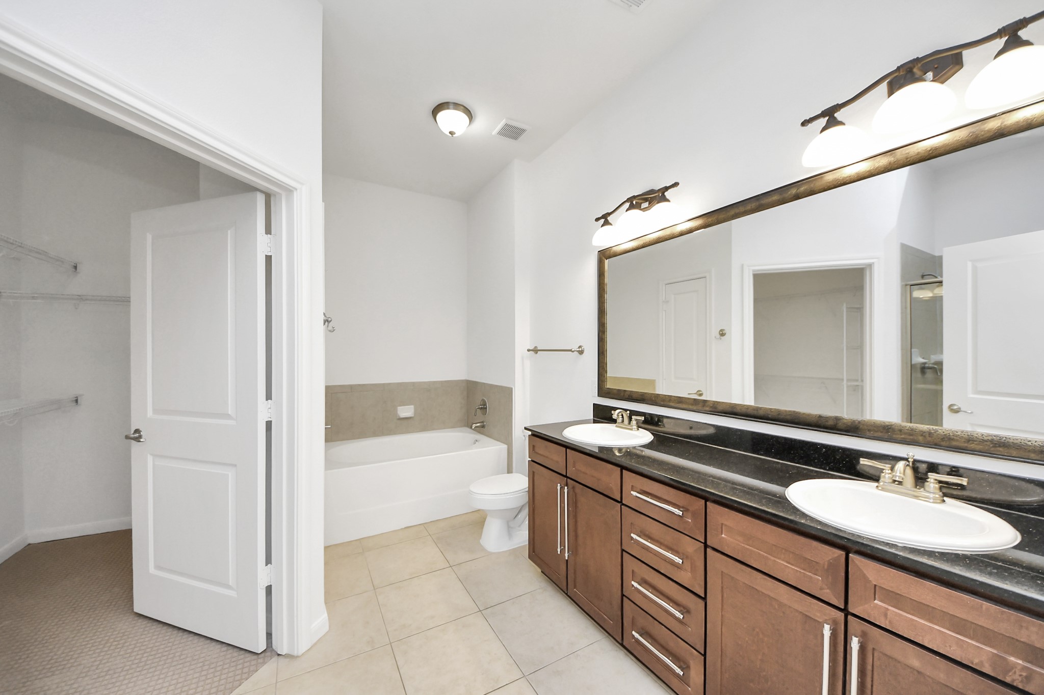 6363 San Felipe Street, Unit 465 Houston, TX 77057 - Photo 17 of 49 a bathroom with a sink a mirror and a bathtub
