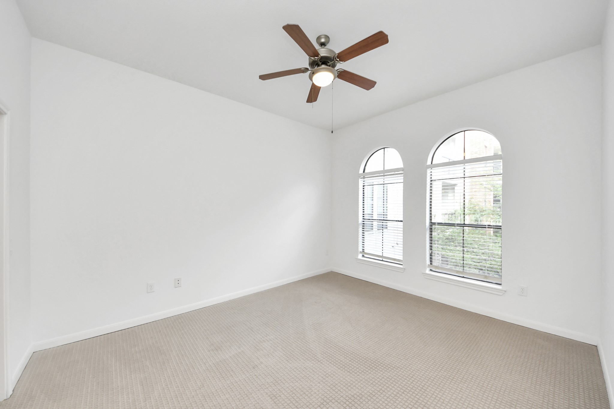 6363 San Felipe Street, Unit 465 Houston, TX 77057 - Photo 25 of 49 an empty room with a window