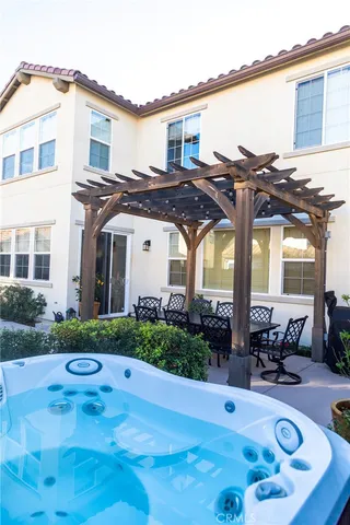 a view of a house with backyard