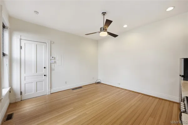 $950 | 136 # 2 York Street, Buffalo, NY 14213