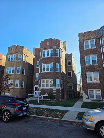 $2,095 | 4831 West Roscoe Street, Unit 2, Chicago, IL 60641