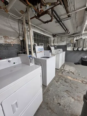 $2,095 | 4831 West Roscoe Street, Unit 2, Chicago, IL 60641