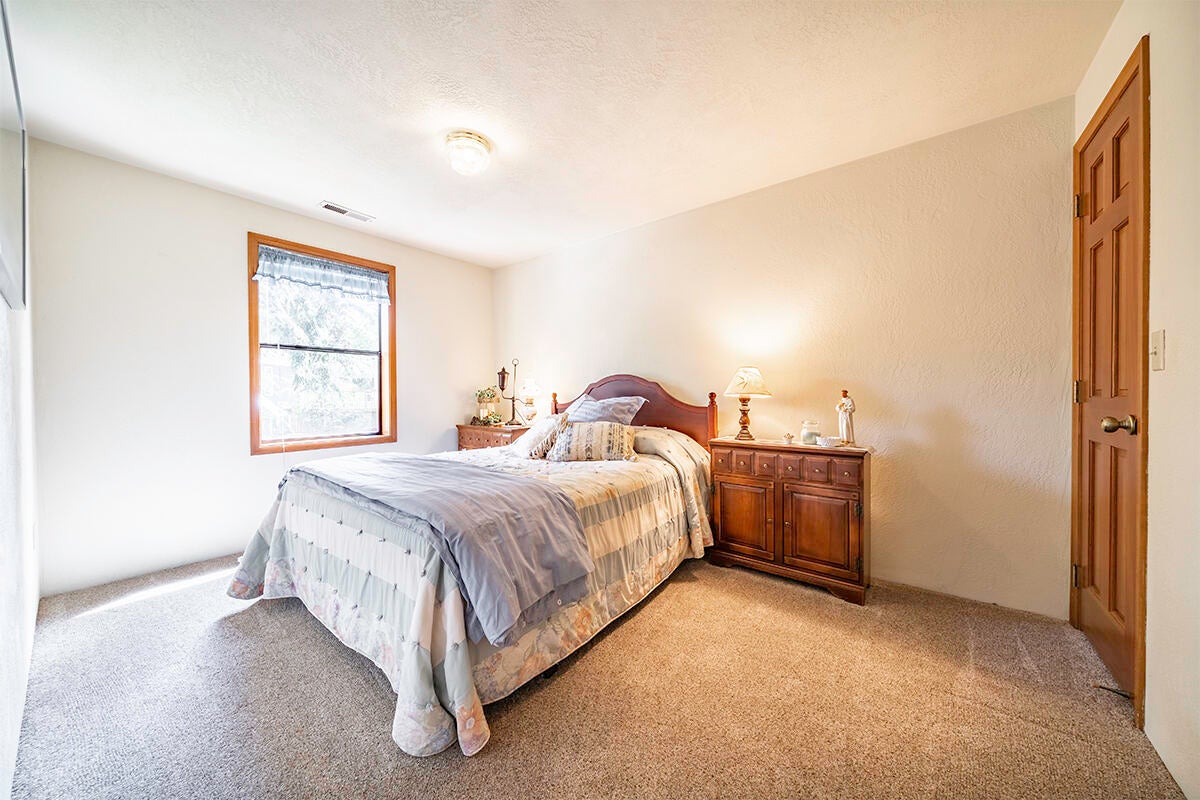2208 Ridge Way Medford, OR 97504 - Photo 10 of 24 10