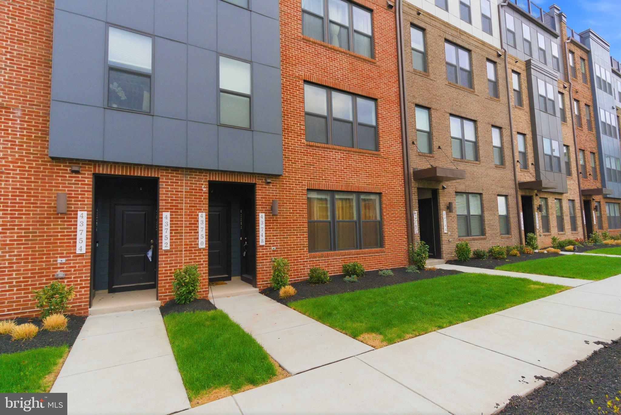 43748 Transit Square Ashburn, VA 20147 - Photo 3 of 43 Exterior Front View#3