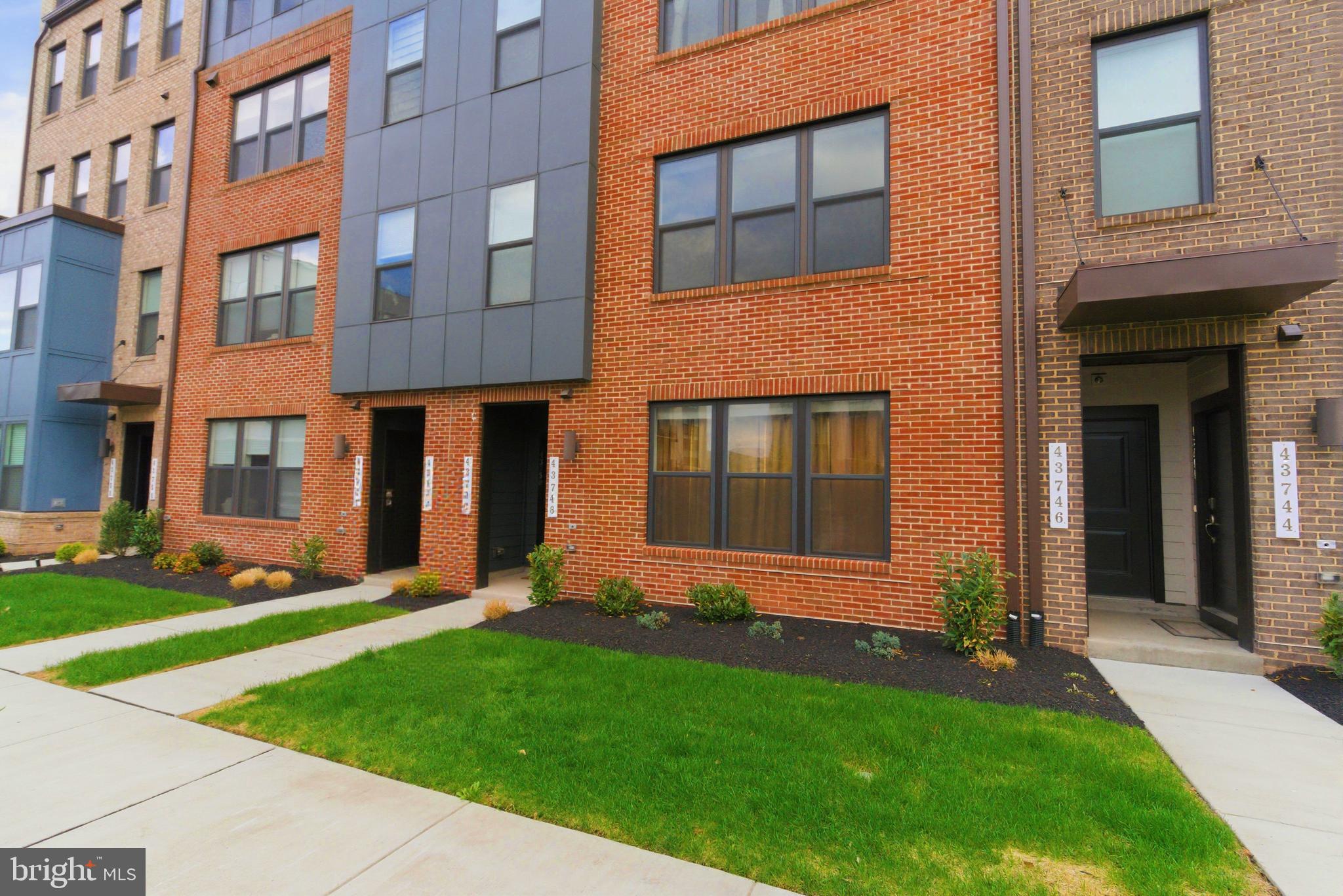 43748 Transit Square Ashburn, VA 20147 - Photo 5 of 43 Exterior Front View#5