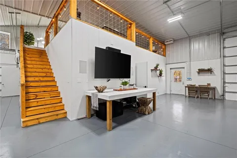 $2,400,000 | 33345 West 95th Street, De Soto, KS 66018