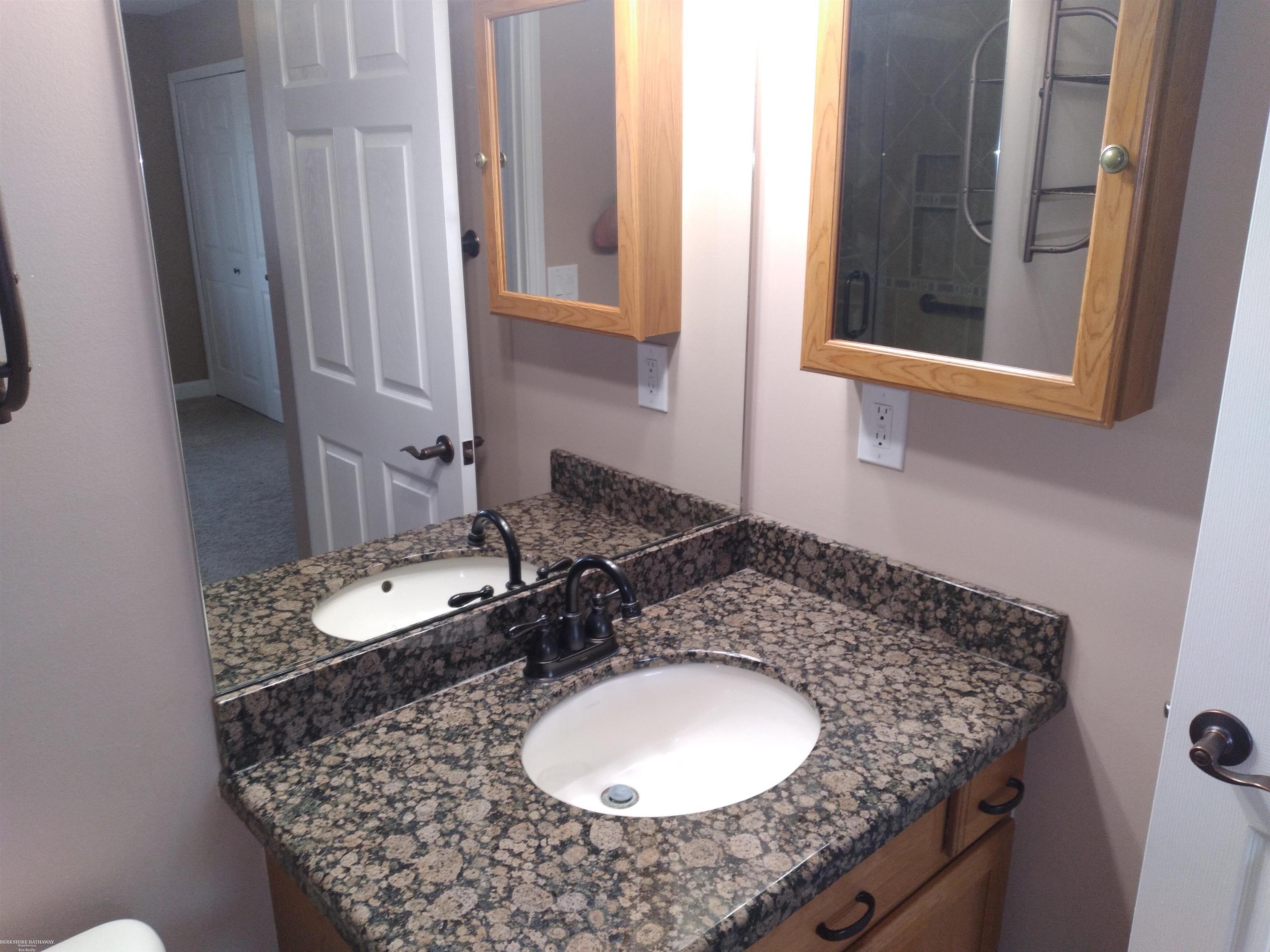 488 Newcastle Lane Romeo, MI 48065 - Photo 16 of 19 50133069-a7f3be4d-ca79-4f68-8fdc-0c6f640dd783.JPG