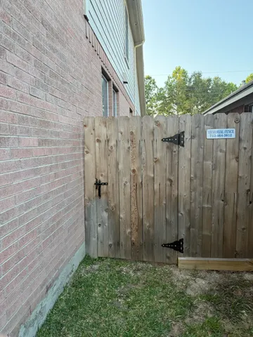 a view of a backyard with pathway