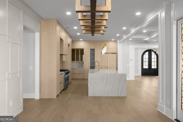 a view of a livingroom with a ceiling fan & hardwood floor