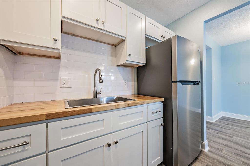 233 South McMullen Booth Road, Unit 43 Clearwater, FL 33759 - Photo 6 of 23 a kitchen with stainless steel appliances a refrigerator and a sink