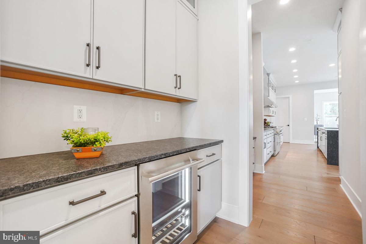12321 Potomac Hunt Road North Potomac, MD 20878 - Photo 31 of 64 a kitchen with stainless steel appliances granite countertop a refrigerator and a sink