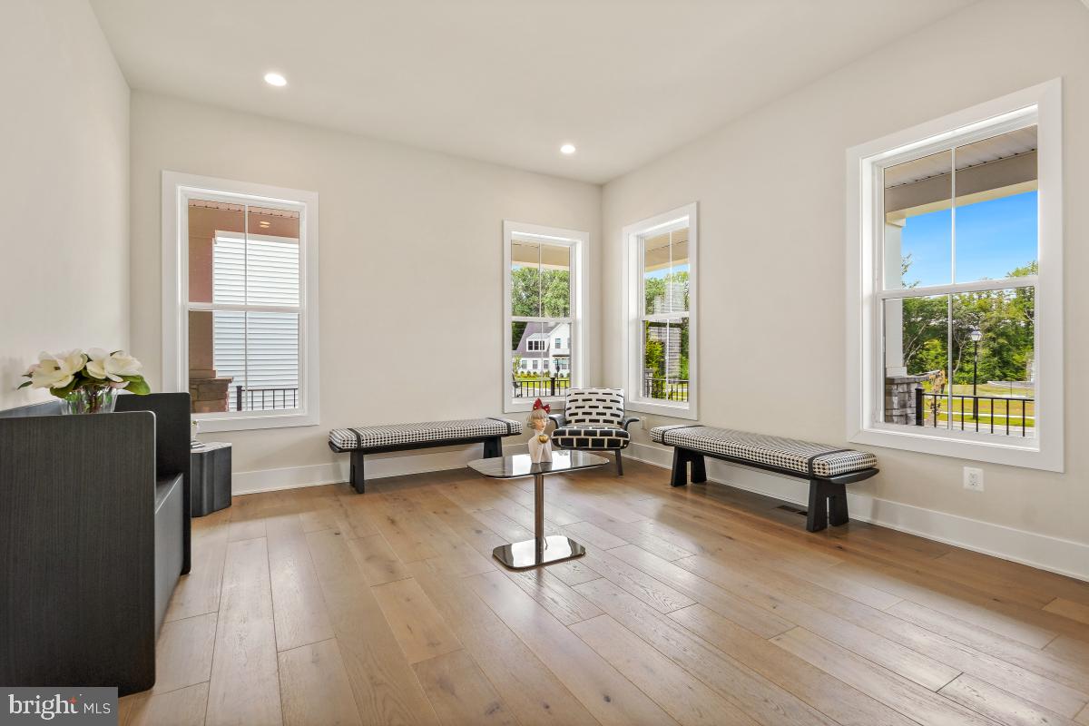 12321 Potomac Hunt Road North Potomac, MD 20878 - Photo 4 of 64 a living room with furniture and wooden floor