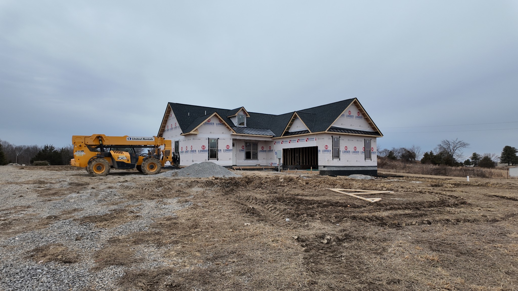 2647 Pleasant Grove Road Westmoreland, TN 37186 - Photo 2 of 5 a view of a house with a yard