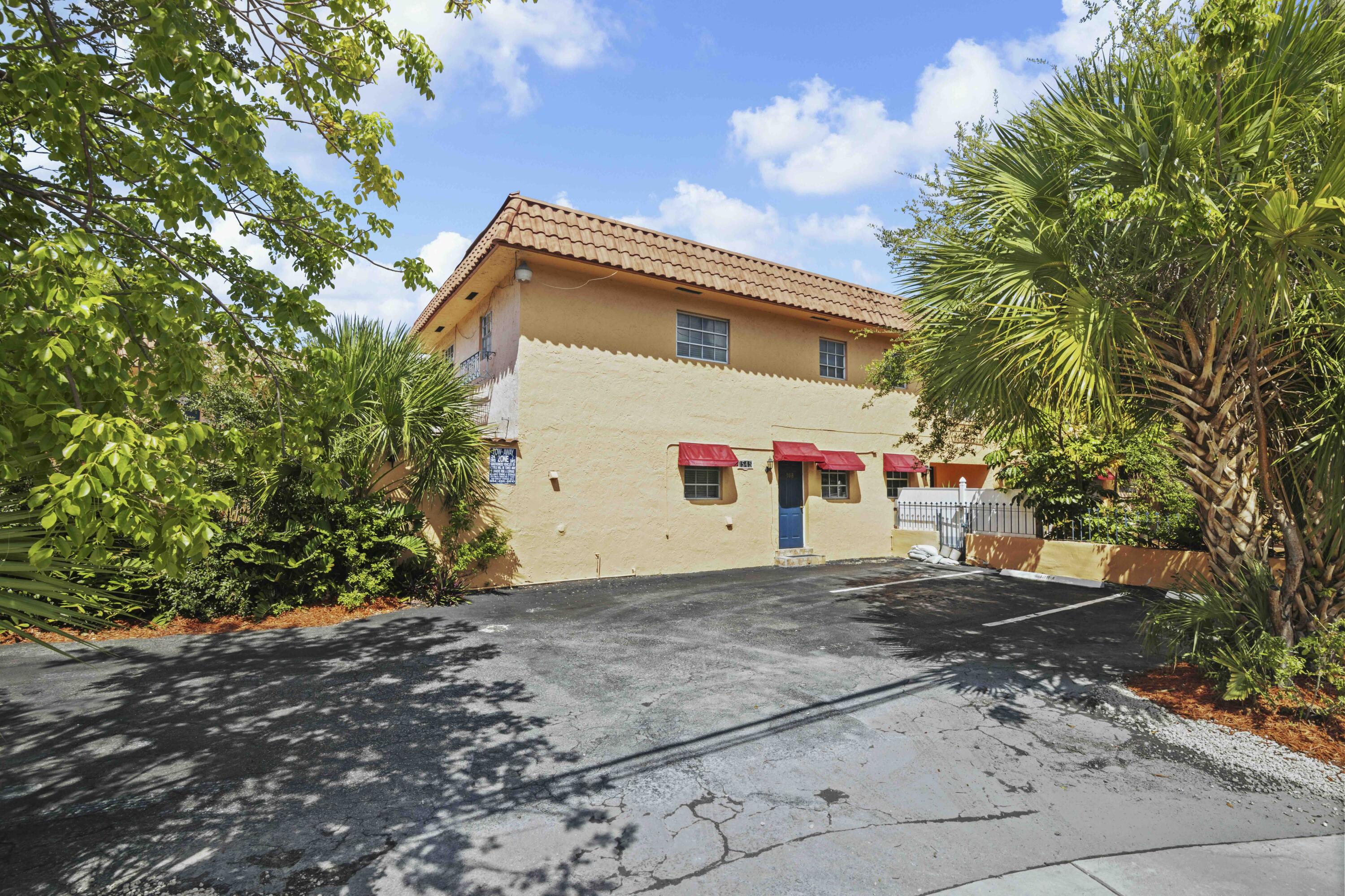 1545 Miami Road Fort Lauderdale, FL 33316 - Photo 5 of 39 a front view of house with yard