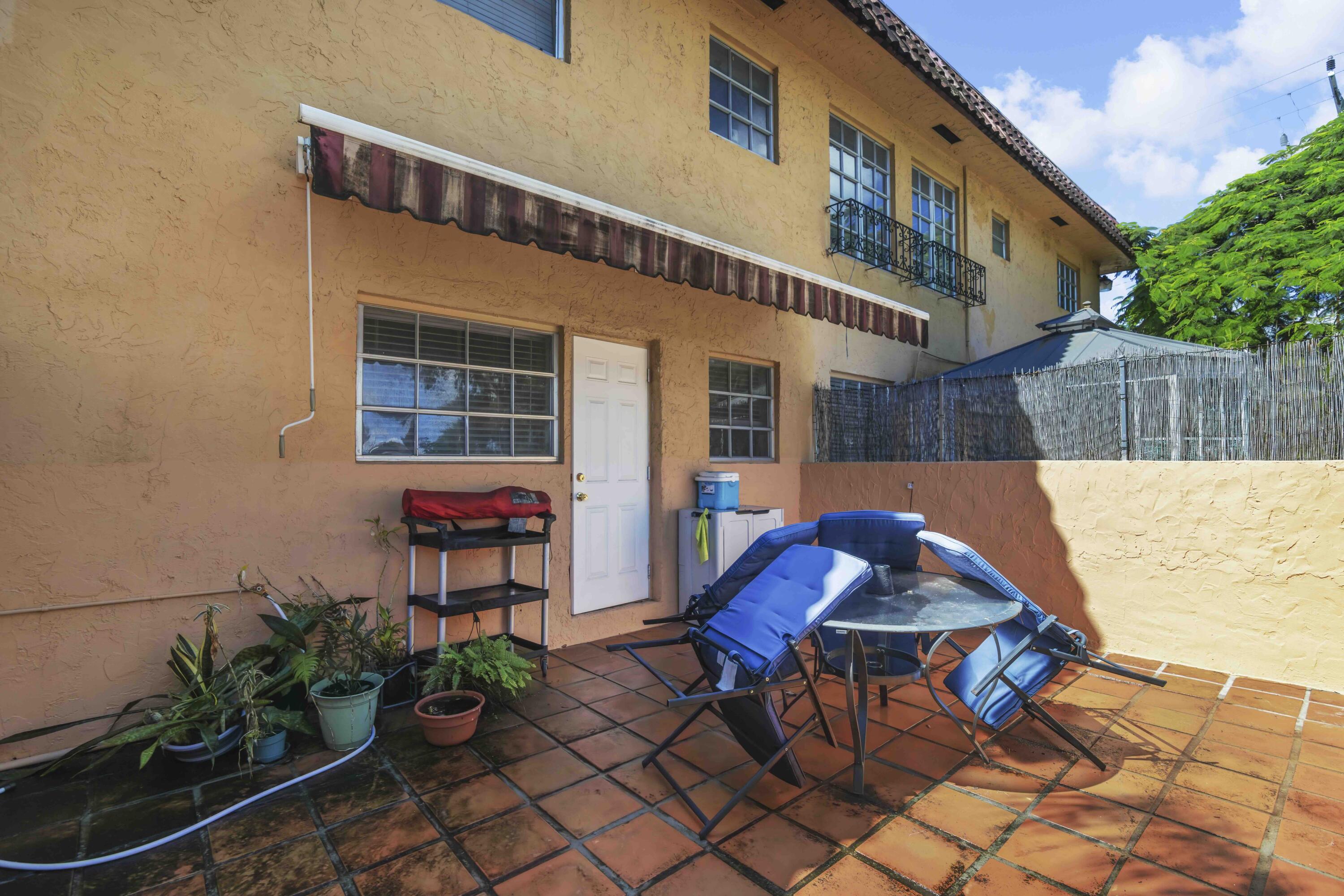 1545 Miami Road Fort Lauderdale, FL 33316 - Photo 9 of 39 a view of a chairs and table in the patio