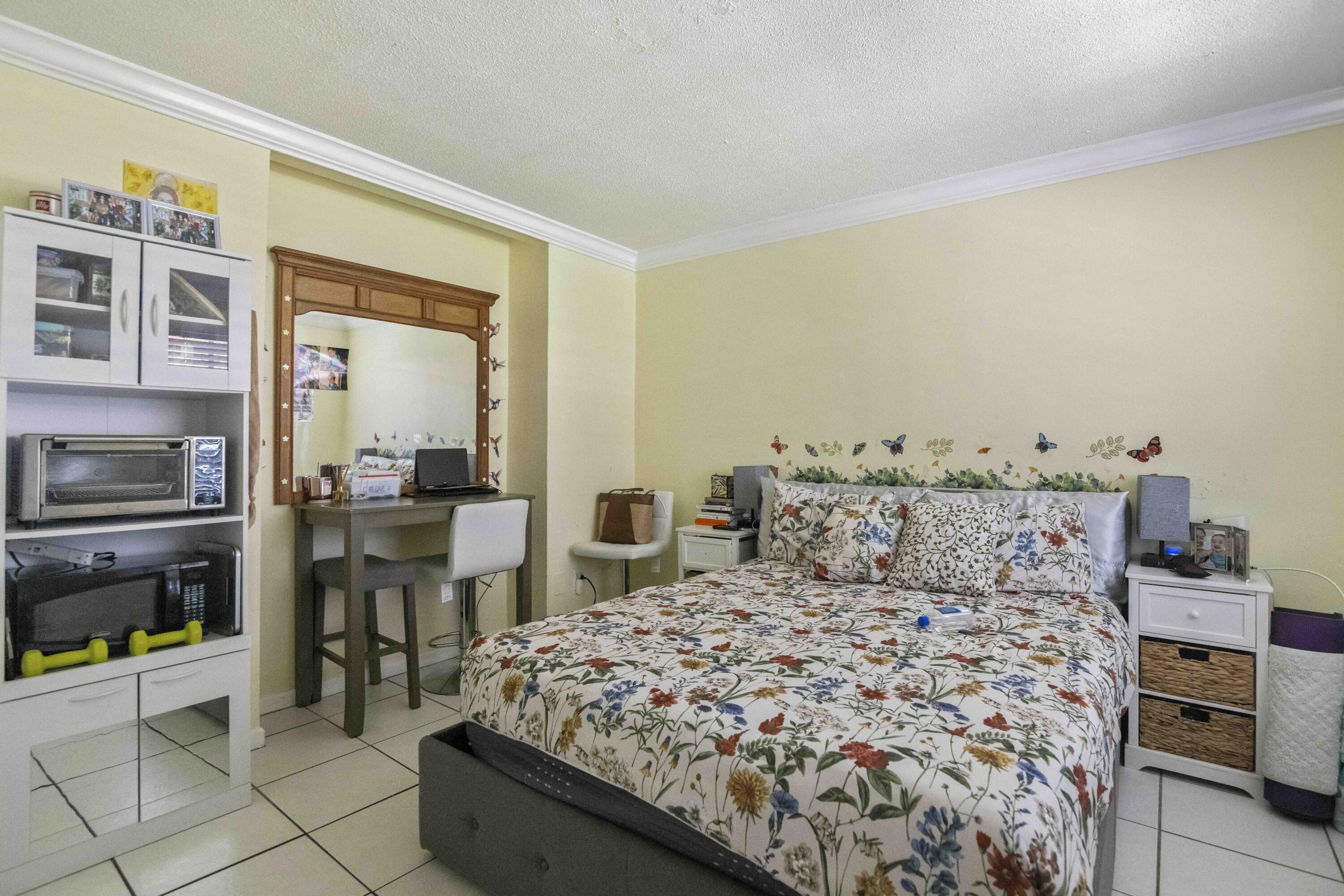 1545 Miami Road Fort Lauderdale, FL 33316 - Photo 10 of 39 a bedroom with a bed and a table in it