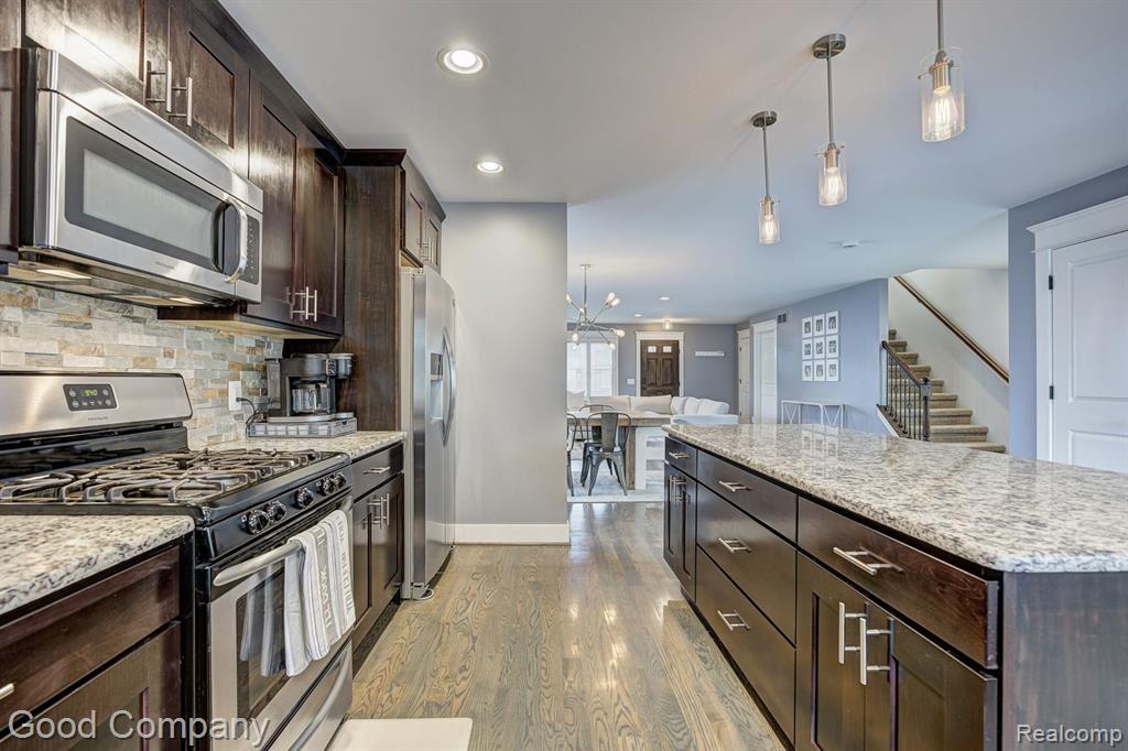 995 Cambridge Road Berkley, MI 48072 - Photo 19 of 55