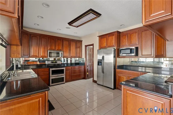 $889,000 | 101 North Lake Drive, Hartfield, VA 23071