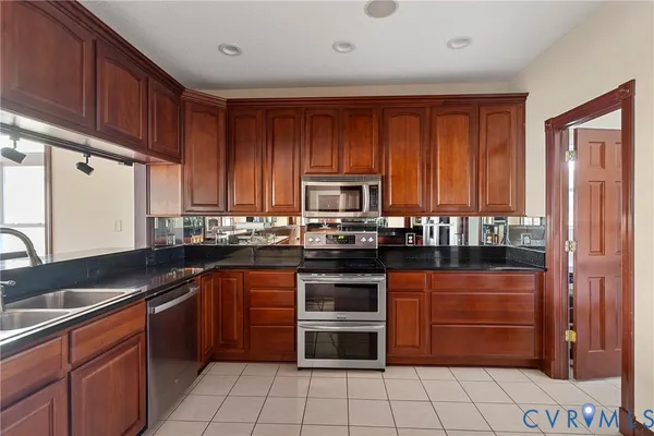 $889,000 | 101 North Lake Drive, Hartfield, VA 23071