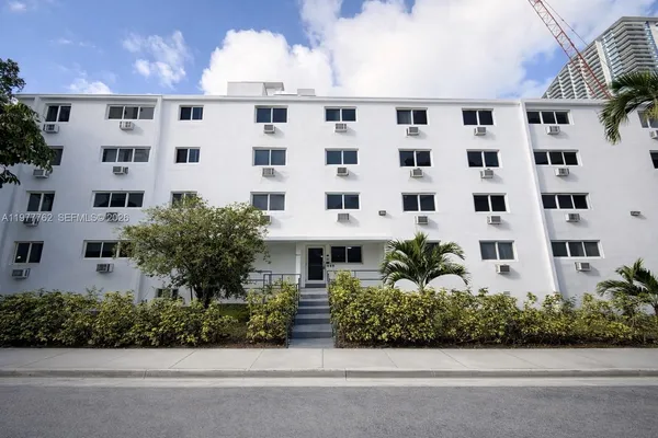 $1,950 | 143 Southwest 9th Street, Unit 205, Miami, FL 33130