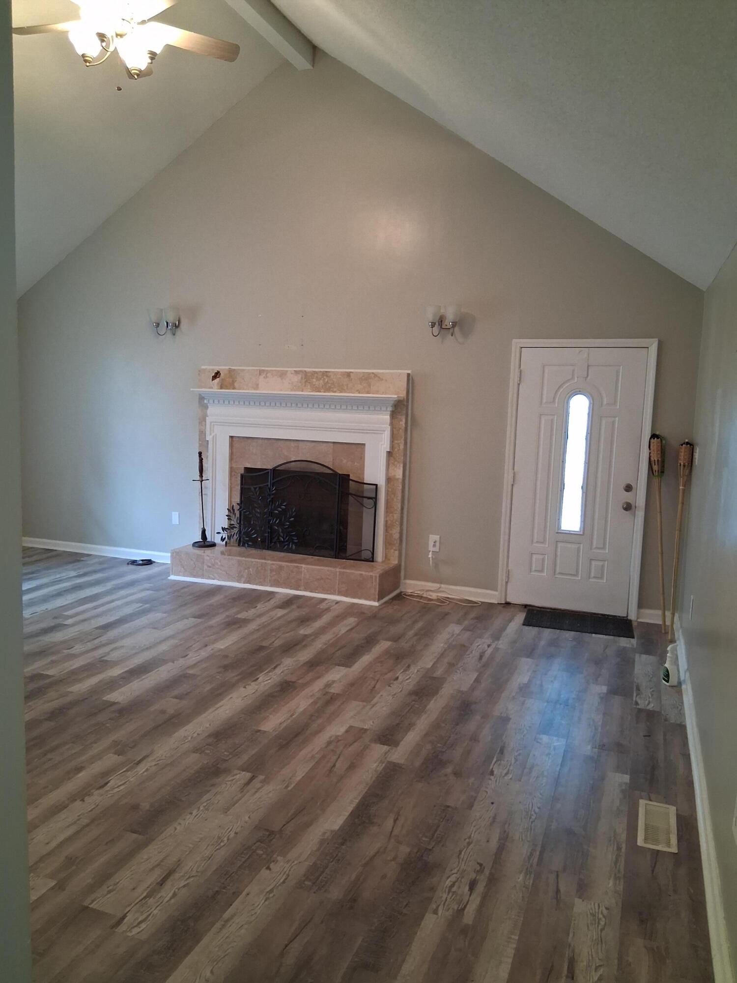 367 Emerald Street Walterboro, SC 29488 - Photo 4 of 12 livingroom