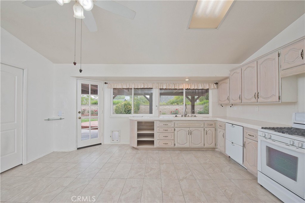 27820 Wakefield Road Castaic, CA 91384 - Photo 15 of 32