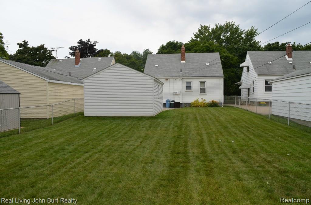 3806 Durham Road Royal Oak, MI 48073 - Photo 2 of 29 yard.jpg