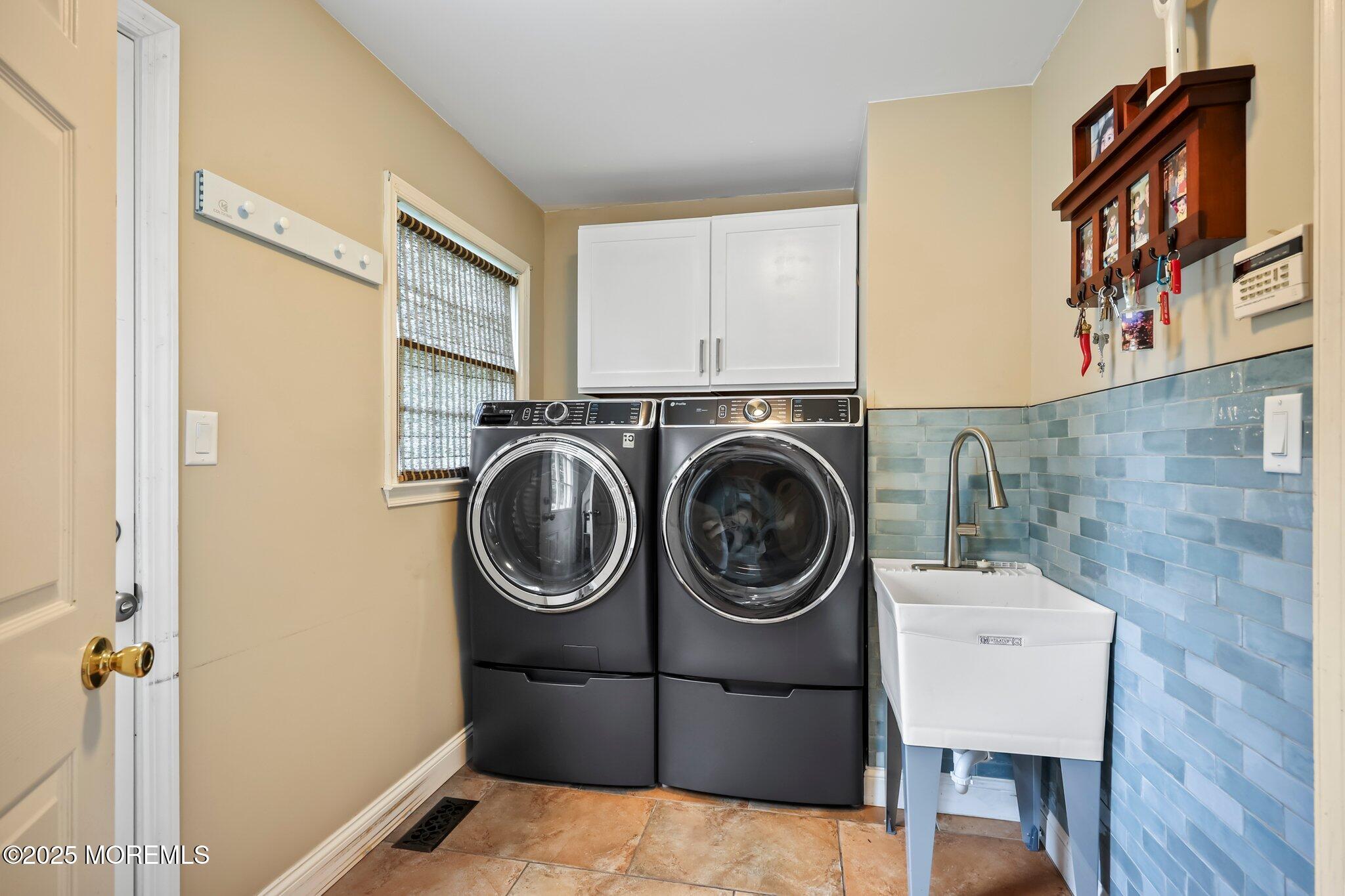 2 Independence Drive Aberdeen, NJ 07747 - Photo 20 of 43 a bedroom with a bed a mirror and next to a window