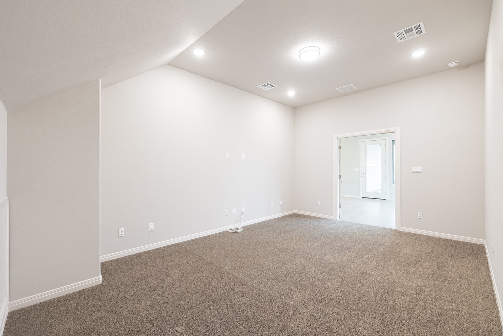 105 Bull Rdg Trail Georgetown, TX 78628 - Photo 26 of 36 an empty room with windows and closet