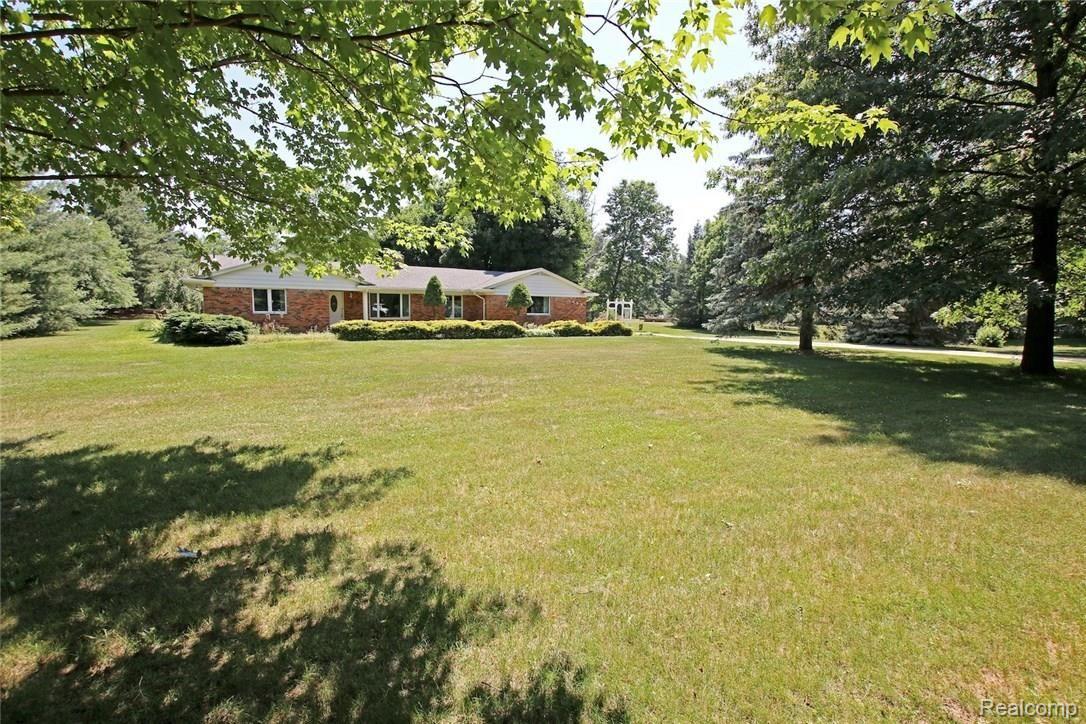 6451 Oakhill Road Clarkston, MI 48348 - Photo 4 of 52 4) Front of Home.jpg