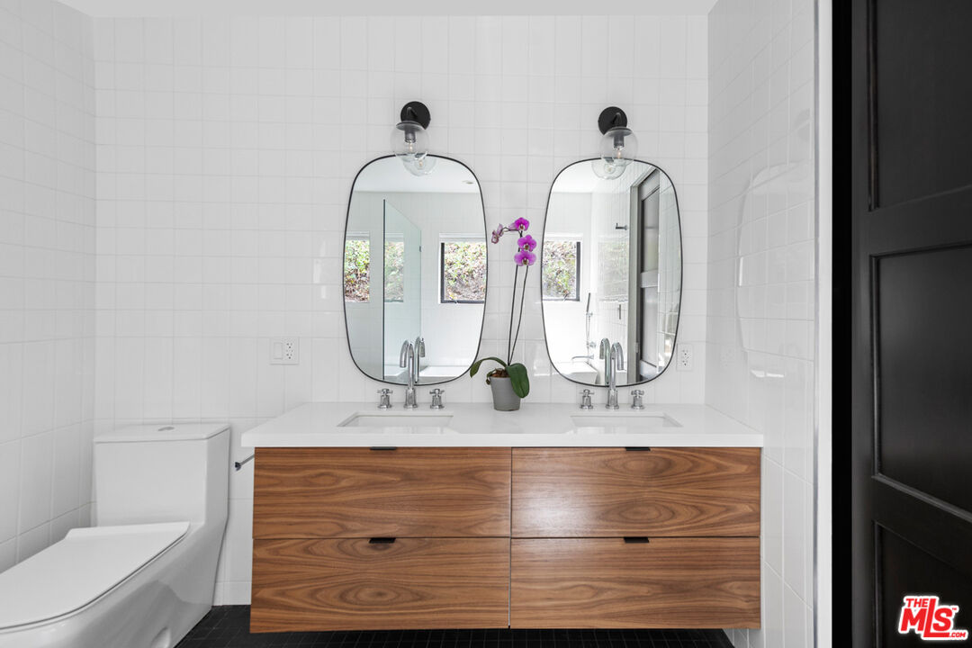 1101 Heatherside Road Pasadena, CA 91105 - Photo 14 of 44 a bathroom with a sink mirror and toilet