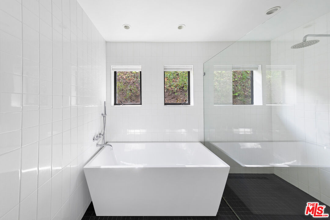 1101 Heatherside Road Pasadena, CA 91105 - Photo 15 of 44 a bathroom with a bathtub and window