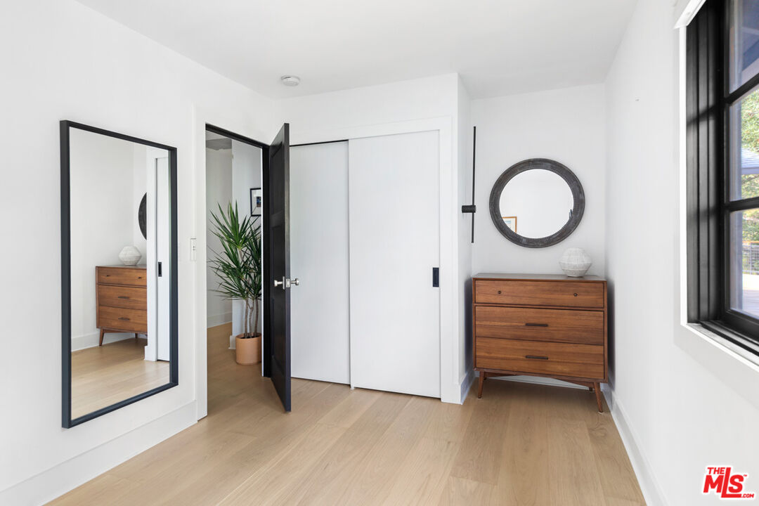 1101 Heatherside Road Pasadena, CA 91105 - Photo 18 of 44 a view of room with closet and mirror