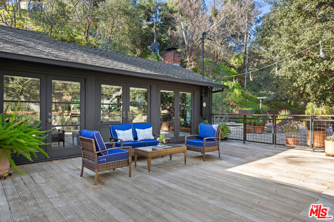 1101 Heatherside Road Pasadena, CA 91105 - Photo 28 of 44 a outdoor space with furniture