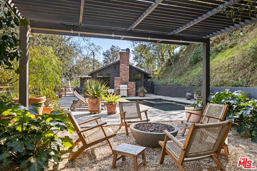 1101 Heatherside Road Pasadena, CA 91105 - Photo 32 of 44 a view of an outdoor sitting area with furniture
